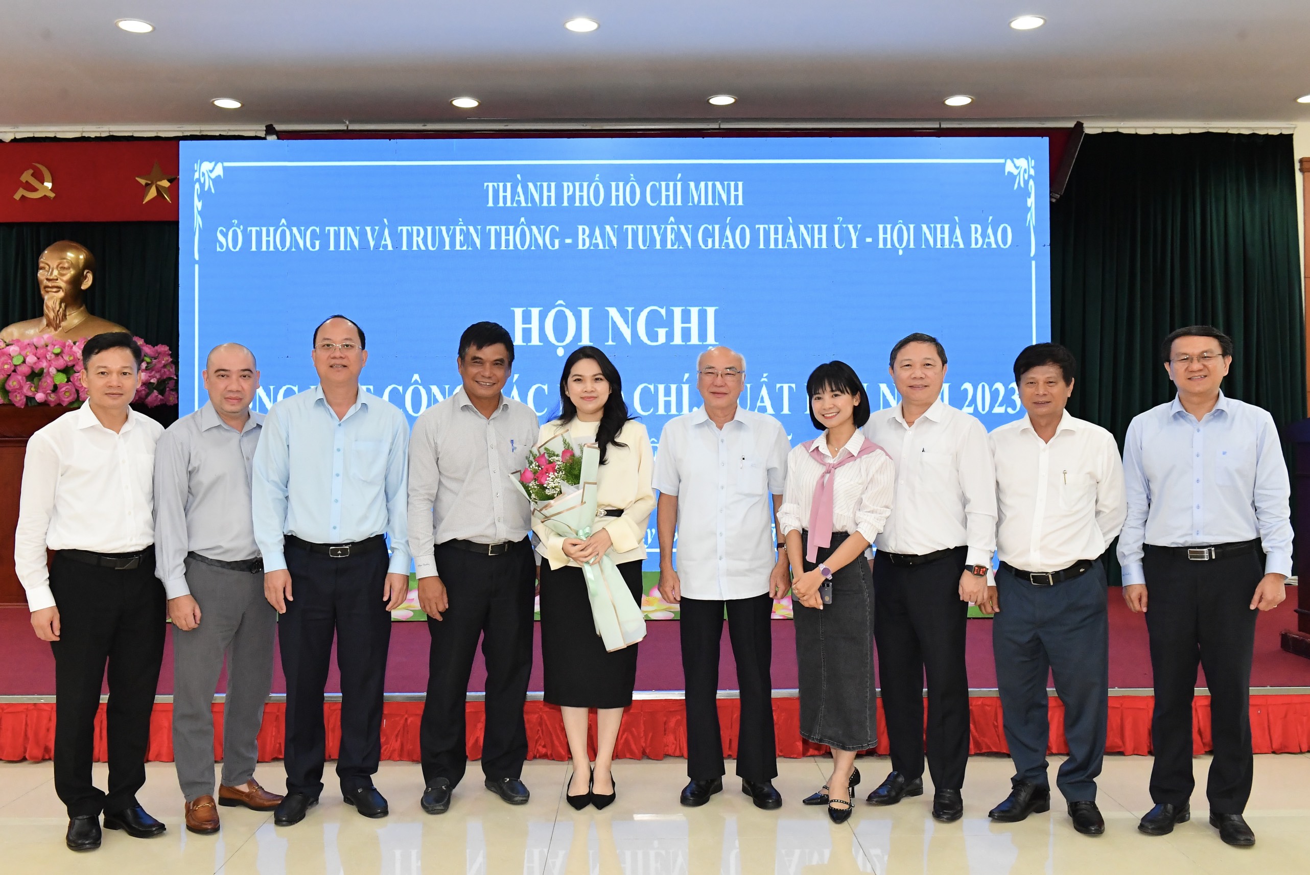Lãnh đạo TP. Hồ Chí Minh chúc mừng nhóm tác giả đạt Giải Búa liềm vàng lần thứ VIII năm 2023 (Ảnh: Việt Dũng).